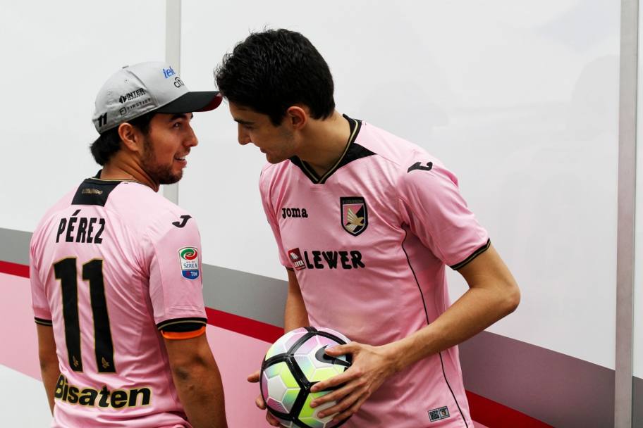 La Force India rosa per il Mondiale di Formula 1 ha subito attirato l&#39;attenzione del Palermo Calcio.  seguito via Twitter uno scambio di messaggi ed  nato un gemellaggio spontaneo tra 